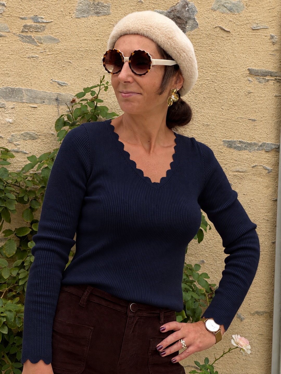 Top marine VICTOIRE In April 1986 pour femme en maille côtelée avec col V festonné et manches longues.