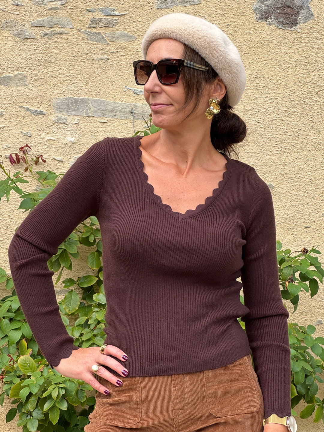 Top VICTOIRE In April 1986 marron chocolat en maille côtelée, col V festonné et manches longues pour femme.