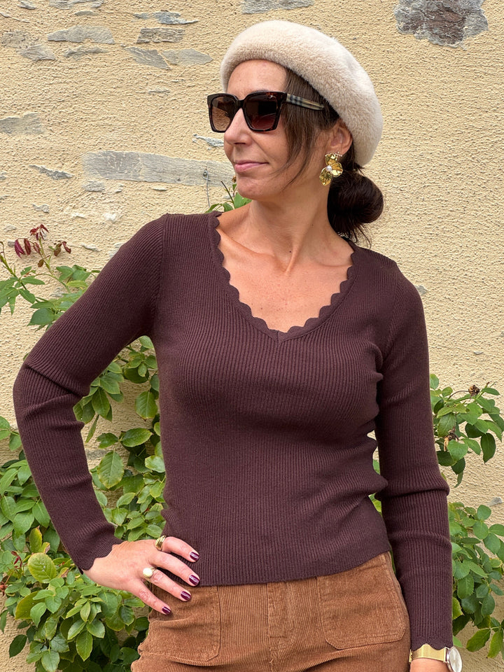 Top VICTOIRE In April 1986 marron chocolat en maille côtelée, col V festonné et manches longues pour femme.
