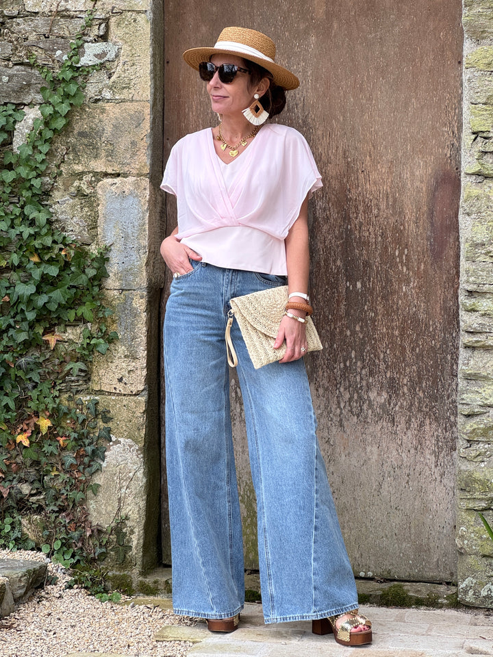 Top rose court col V avec drapé croisé et manches courtes à volants transparents, fluide et élégant