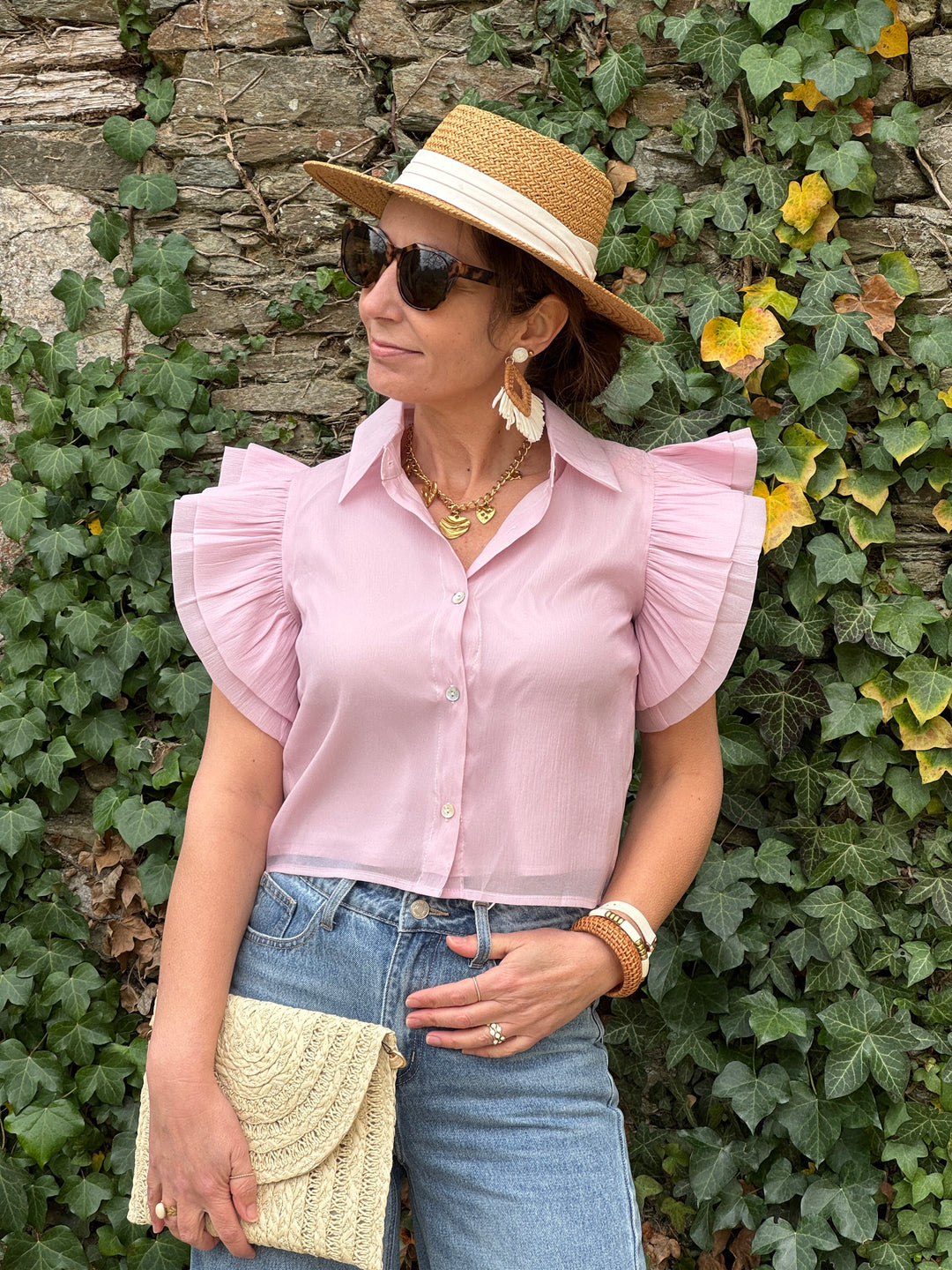 Top rose à manches courtes avec froufrous, léger et féminin idéal pour la mi-saison et l’été