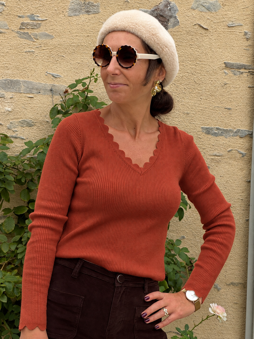 Top terracotta VICTOIRE In April 1986 pour femme en maille côtelée avec col V festonné et manches longues.