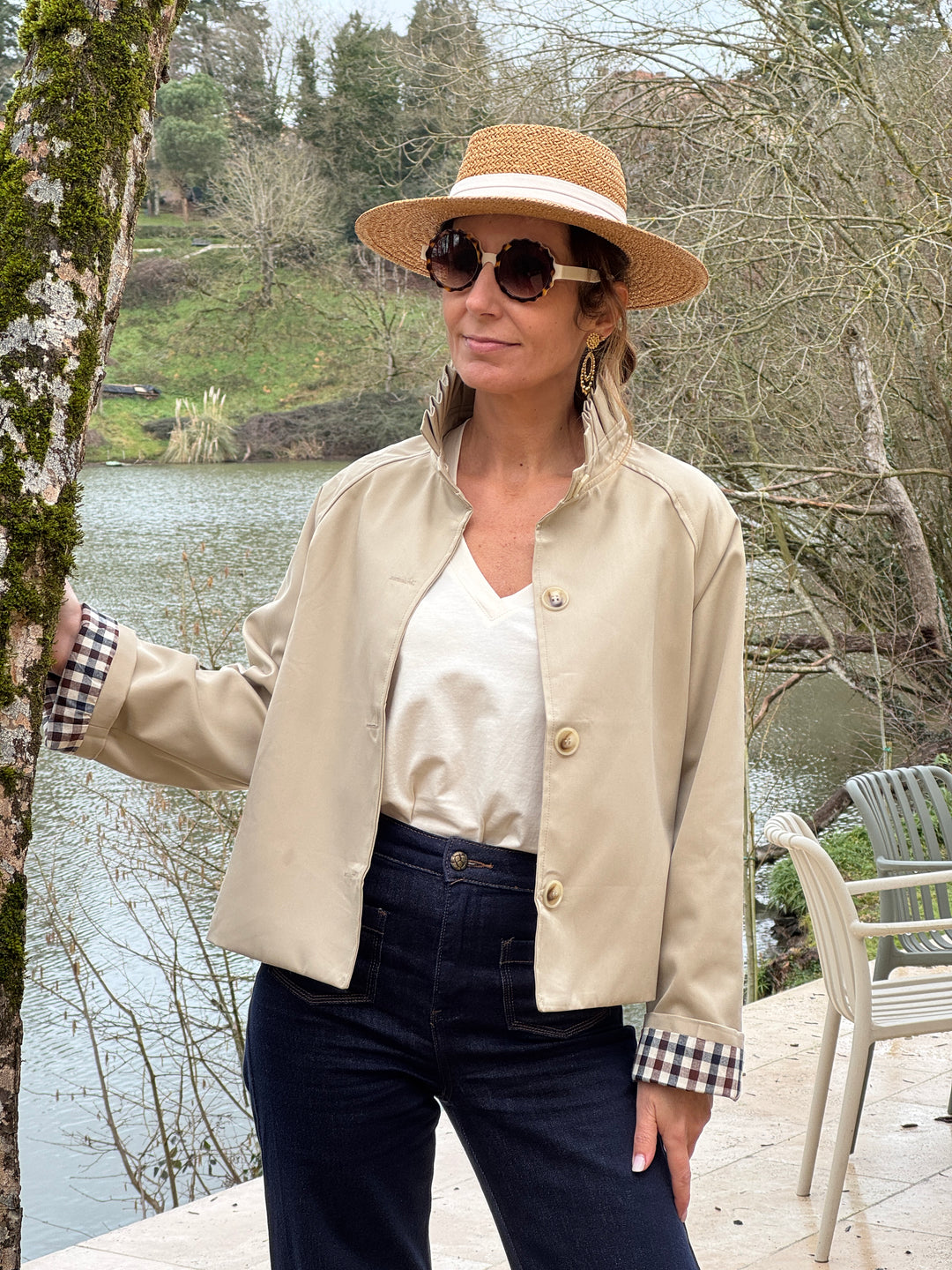Trench court beige femme avec col montant et détail de manche vichy, veste élégante et tendance idéale pour la mi-saison, look chic et intemporel
