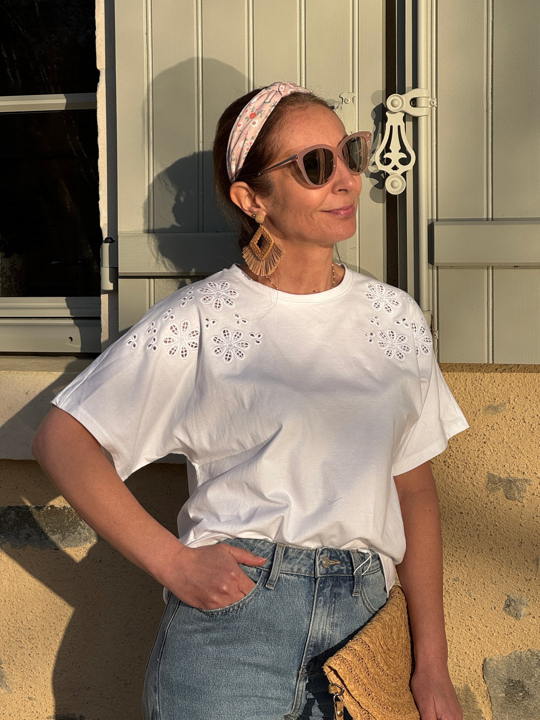 T-shirt blanc oversize à manches raglan courtes avec broderie florale ajourée au-dessus de la poitrine, style bohème et élégant idéal printemps été