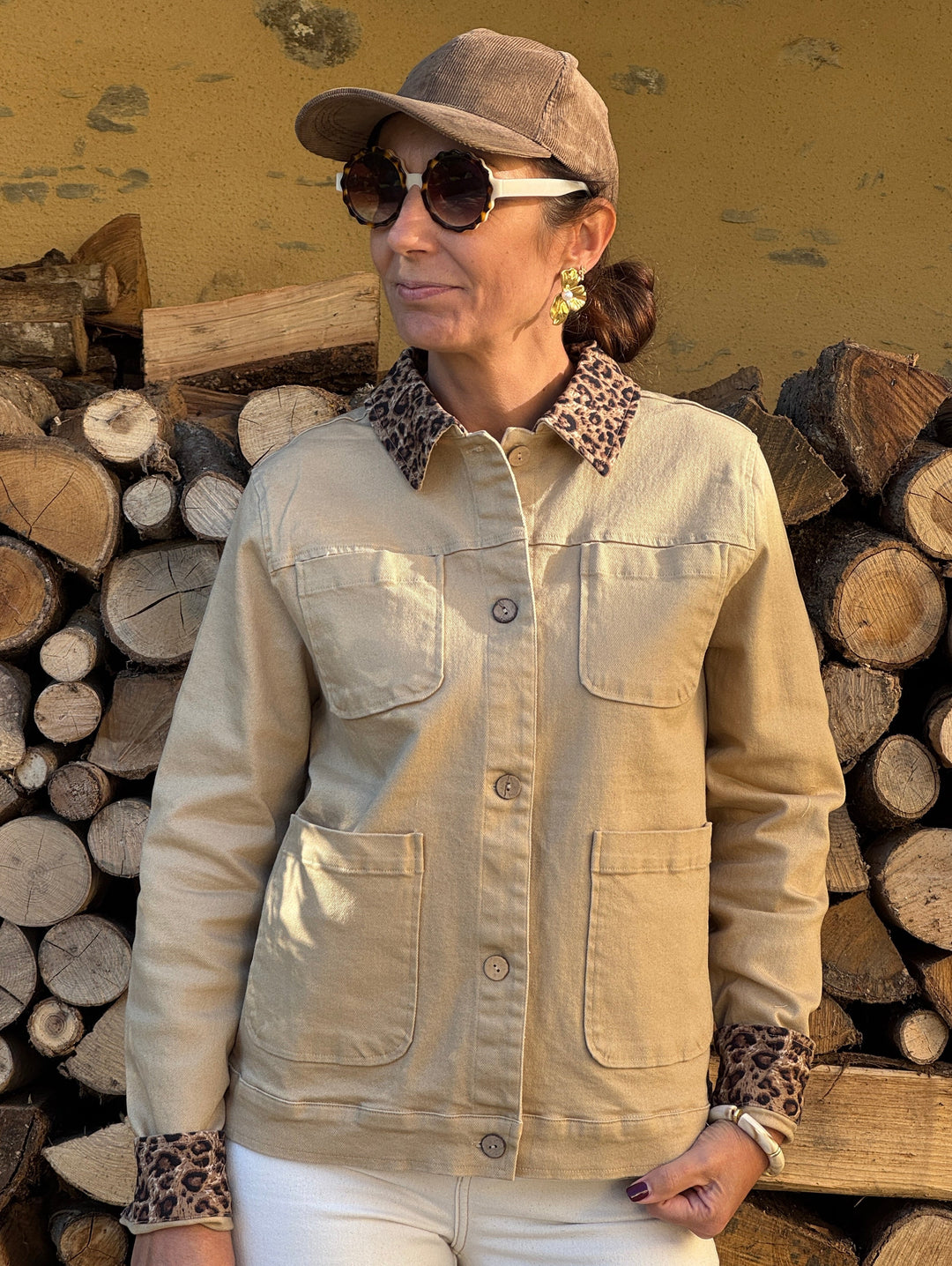 Veste saharienne NOELA pour femme en jean camel avec col et poignets à imprimé léopard et quatre poches plaquées.