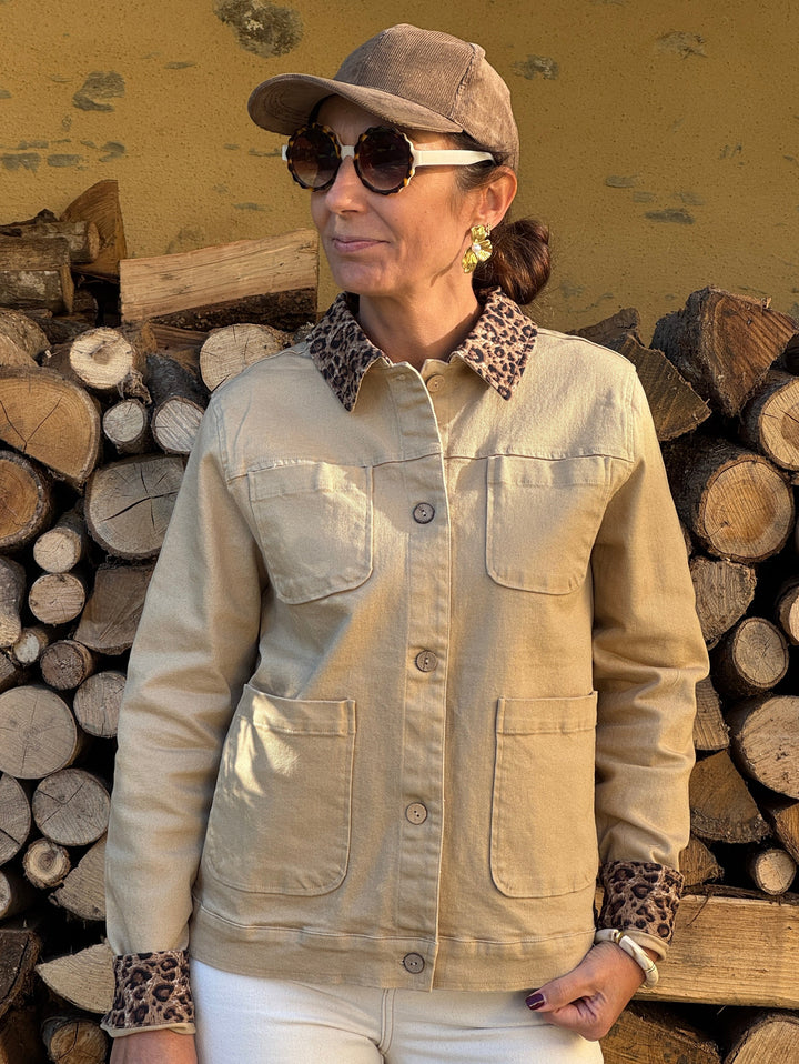 Veste saharienne NOELA pour femme en jean camel avec col et poignets à imprimé léopard et quatre poches plaquées.