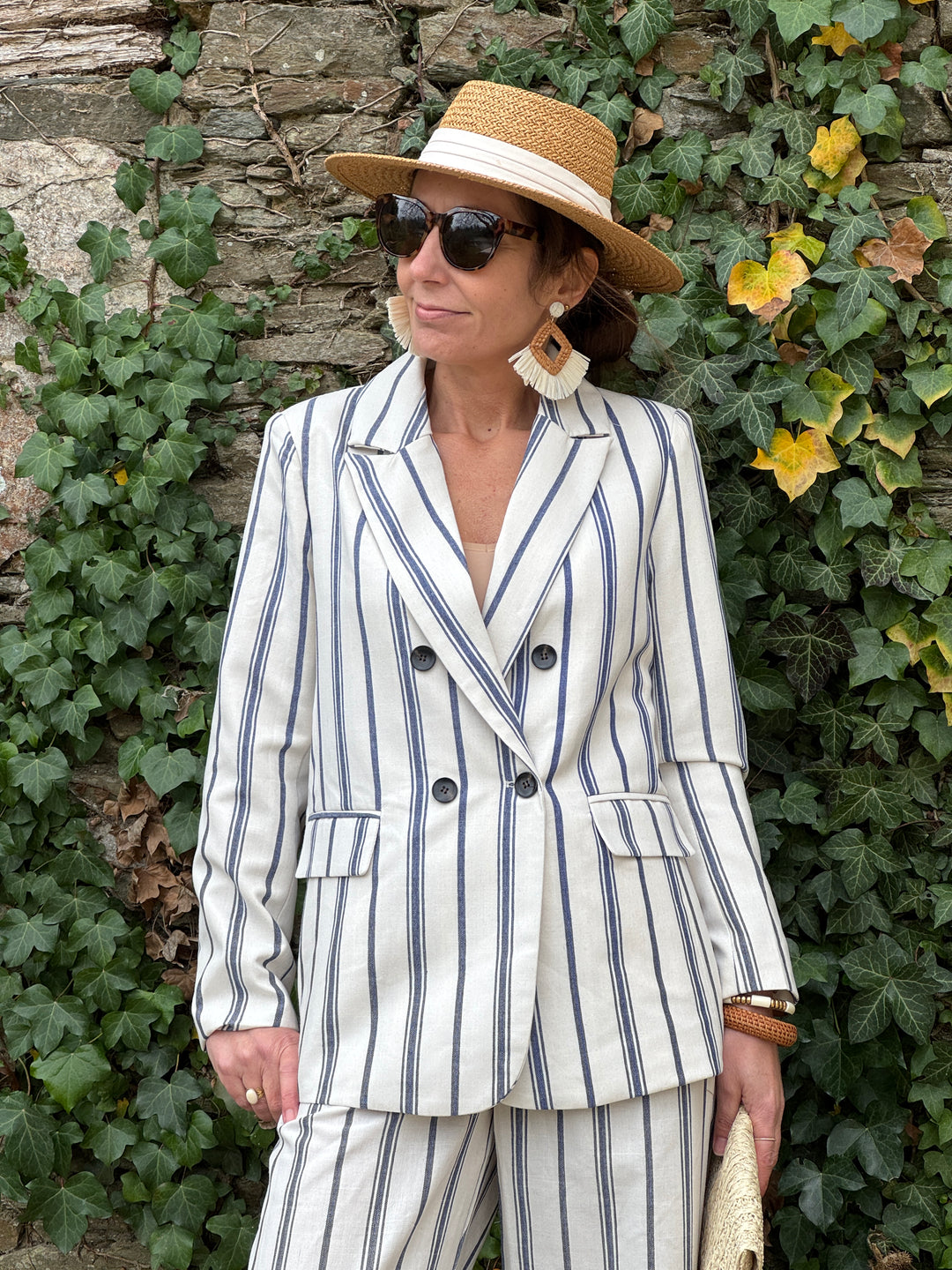 Veste de costume beige à rayures bleues double boutonnage idéale pour la mi-saison