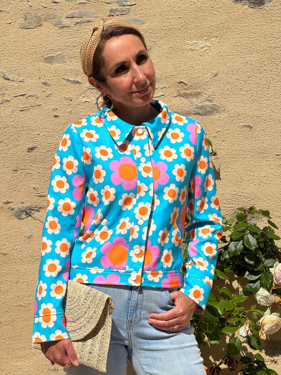 Veste Flower Power Hippocampe bleu turquoise à imprimé floral vintage multicolore, coupe structurée avec col chemise et manches longues, au style rétro tendance.