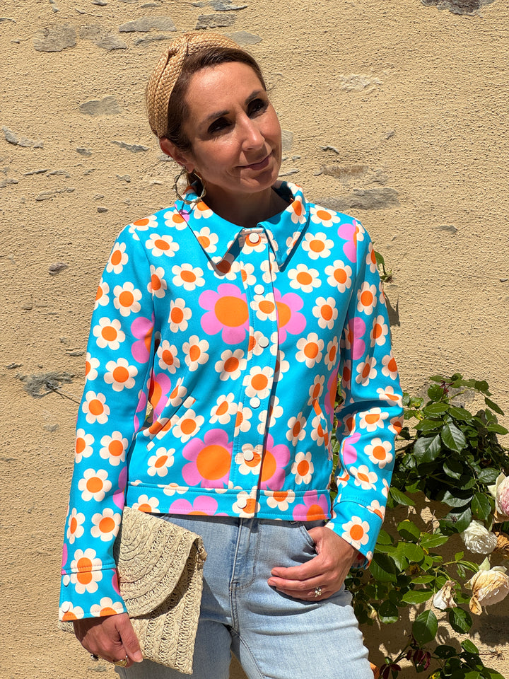 Veste Flower Power Hippocampe bleu turquoise à imprimé floral vintage multicolore, coupe structurée avec col chemise et manches longues, au style rétro tendance.