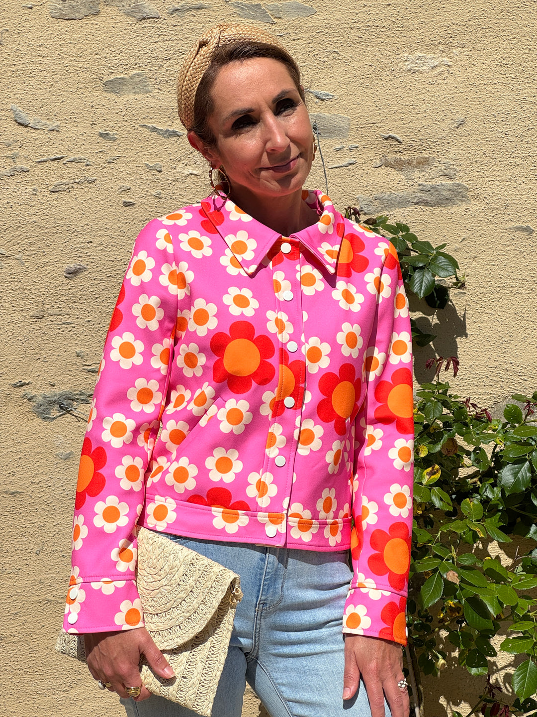Veste Flower Power Hippocampe fuchsia à imprimé floral vintage orange et écru, coupe structurée avec col chemise et manches longues, pour un look rétro tendance et original.