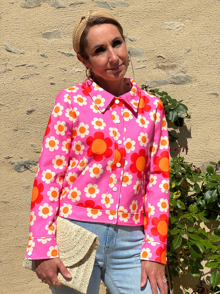 Veste Flower Power Hippocampe fuchsia à imprimé floral vintage orange et écru, coupe structurée avec col chemise et manches longues, pour un look rétro tendance et original.