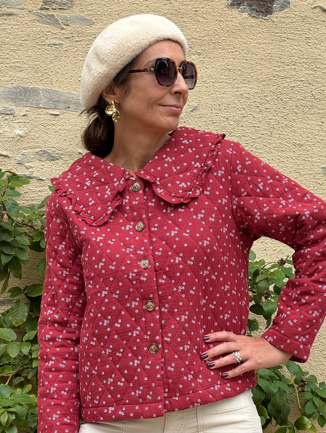 Veste GABRIEL In April 1986 bordeaux à petites fleurs blanches, grand col Claudine volanté, matelassée et boutonnée pour femme.
