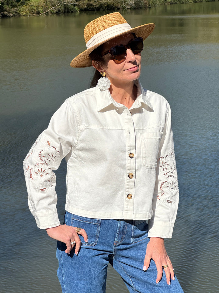 Veste en jean blanche Oraije avec broderie ajourée sur les manches et col chemise, style bohème chic élégant
