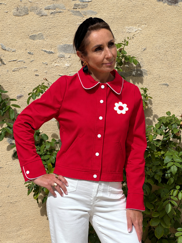 Blouson rouge Hermès MISS DAISY Hippocampe pour femme avec col contrasté blanc, boutons blancs, poches et motif fleur rétro.