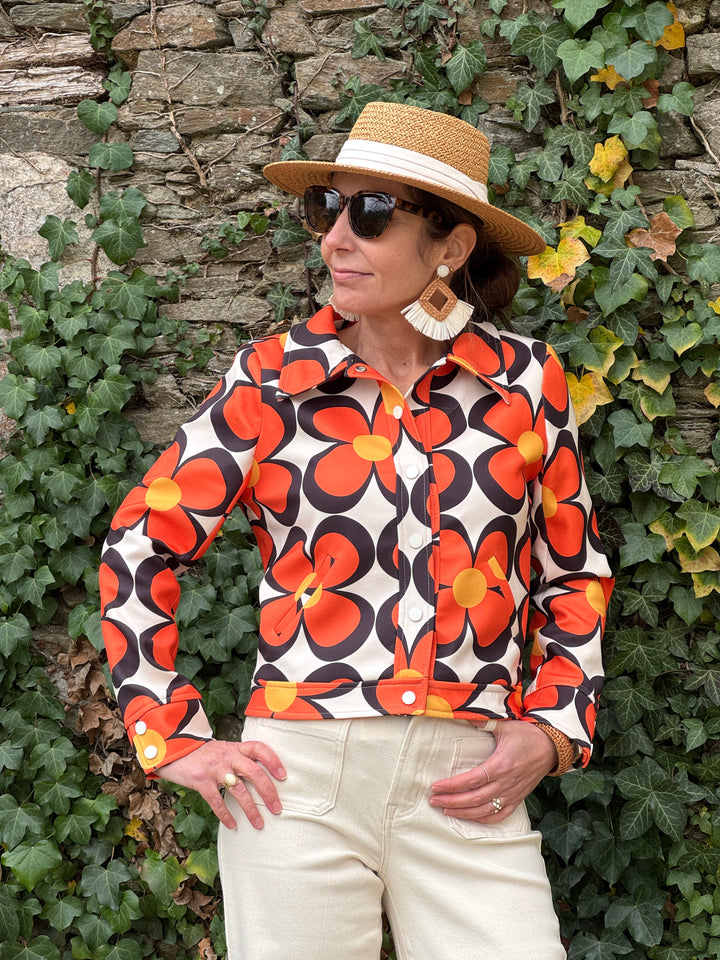 Veste Seventies n°107 orange Hippocampe fond écru imprimé marguerites orange et noir, col chemise et boutons pression, look rétro bohème tendance
