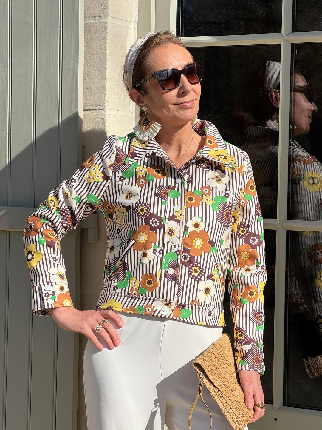 Veste Seventies Hippocampe 129 à imprimé marguerites orange, jaune, vert et blanc avec rayures verticales marron, style rétro vintage inspiré des années 70