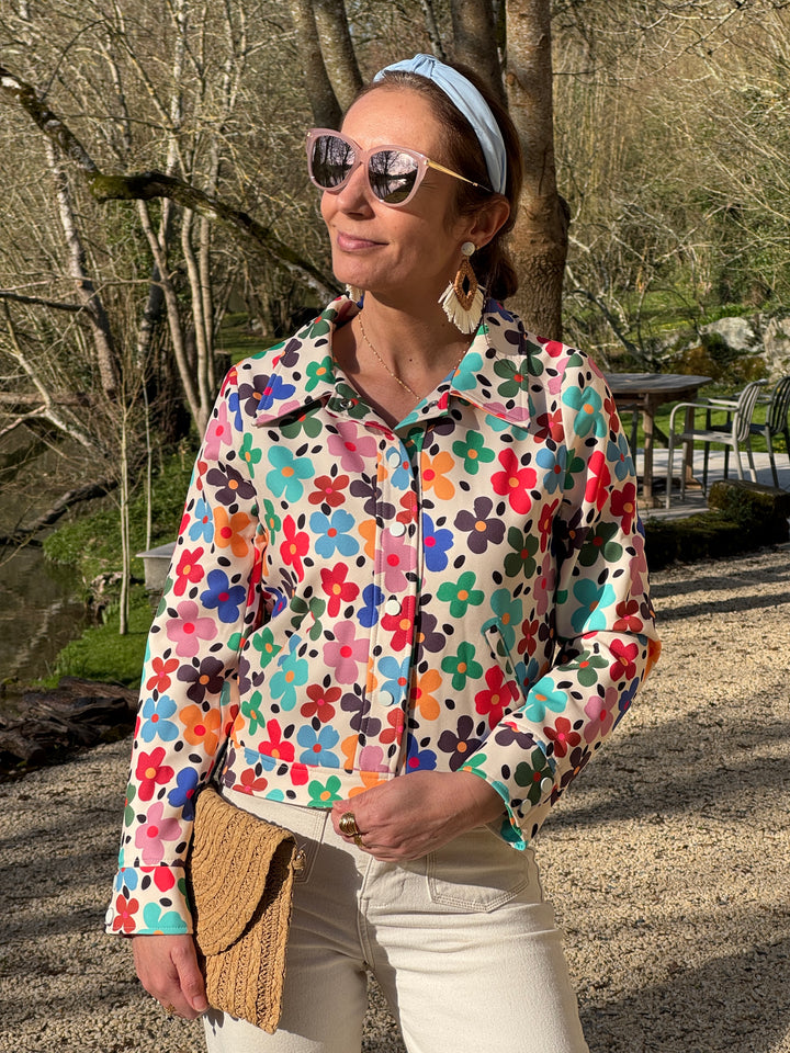 Veste Seventies Hippocampe 67 fond écru avec imprimé fleurs multicolores, style rétro bohème inspiré des années 70, tendance et confortable